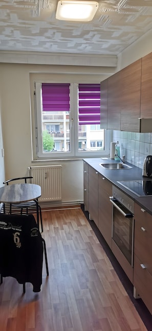 Kühlschrank, Wasserkocher mit Kaffee-/Teezubehör