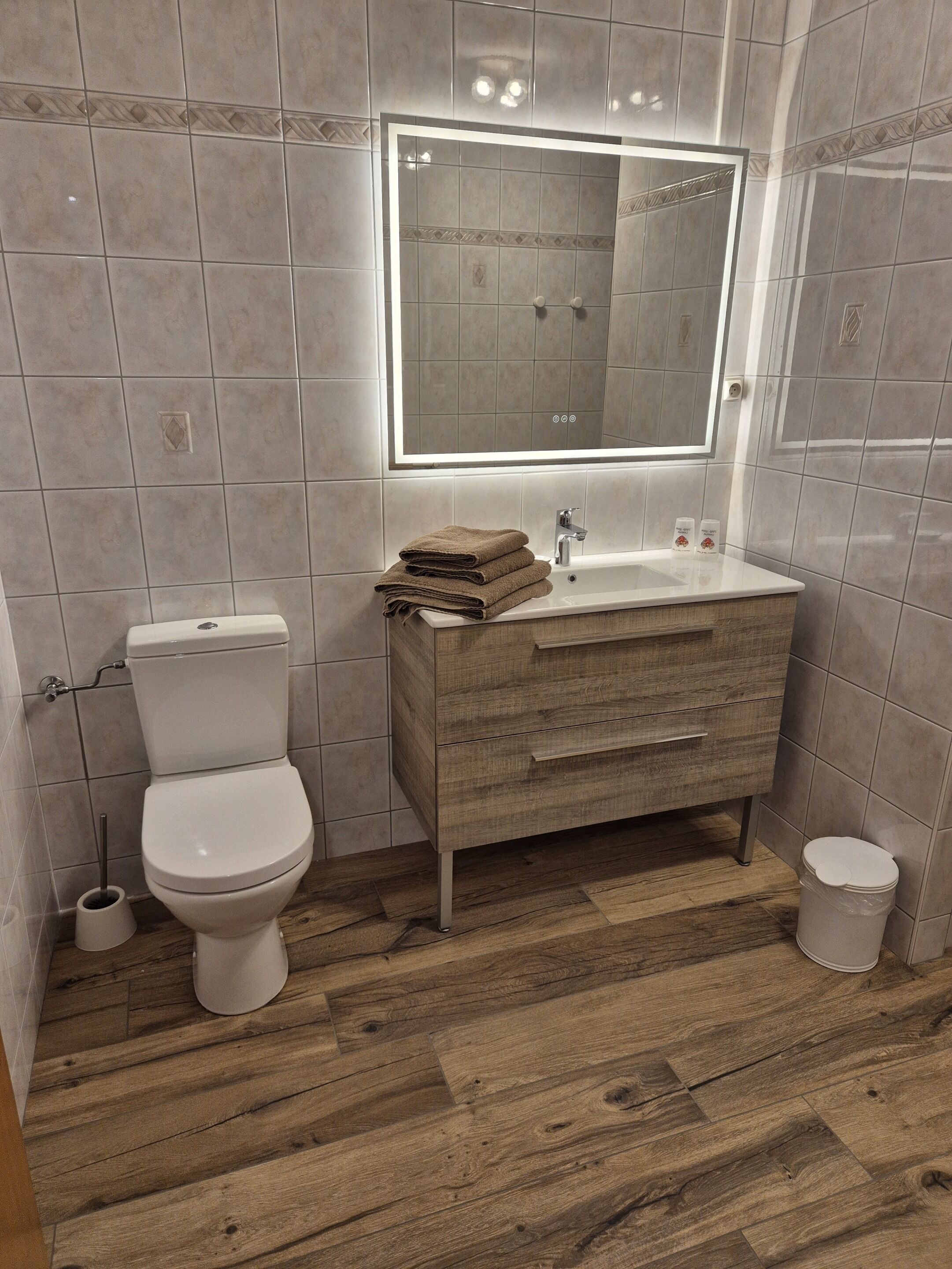 Un baño con inodoro, lavabo y espejo.