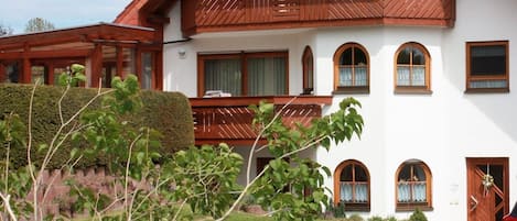 المنشأة من الخارج