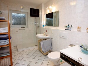 Dusche, Haartrockner, Handtücher