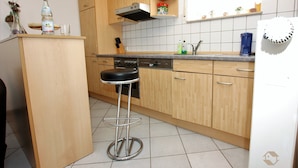 Kaffetrakter/tekoker, kjøleskap, ovn og kokeplater