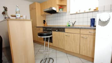 Fridge, oven, stovetop, dishwasher