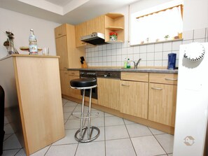 Fridge, oven, stovetop, dishwasher - Apartment 'Linder' with Private Terrace and Wi-Fi (Schömberg)