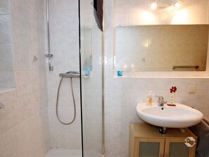 Douche, sèche-cheveux, serviettes fournies