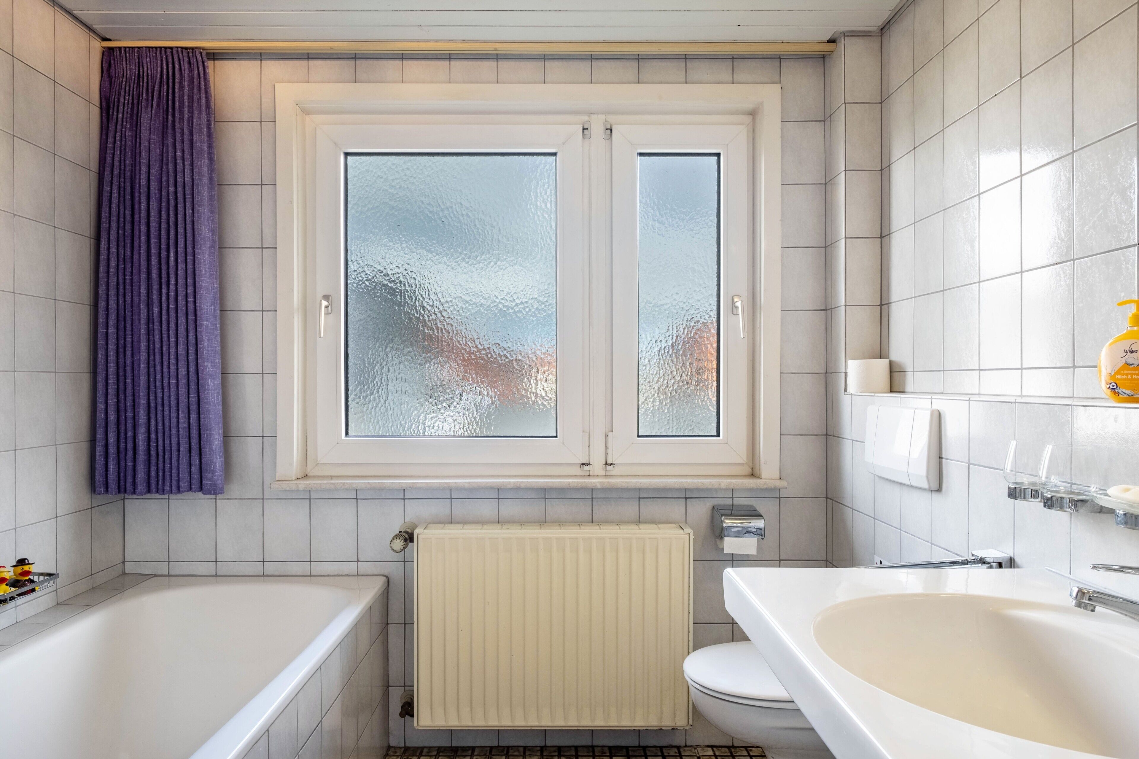 Een douche, een haardroger, handdoeken
