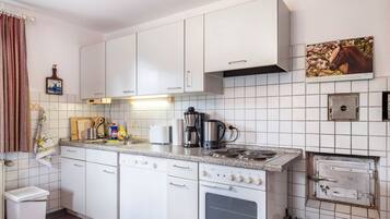 Fridge, oven, stovetop, dishwasher