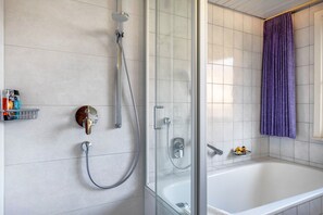 Dusche, Haartrockner, Handtücher