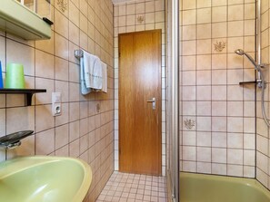 Chuveiro, secador de cabelo, toalhas de banho 