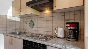 Een koelkast, een magnetron, een oven, een kookplaat