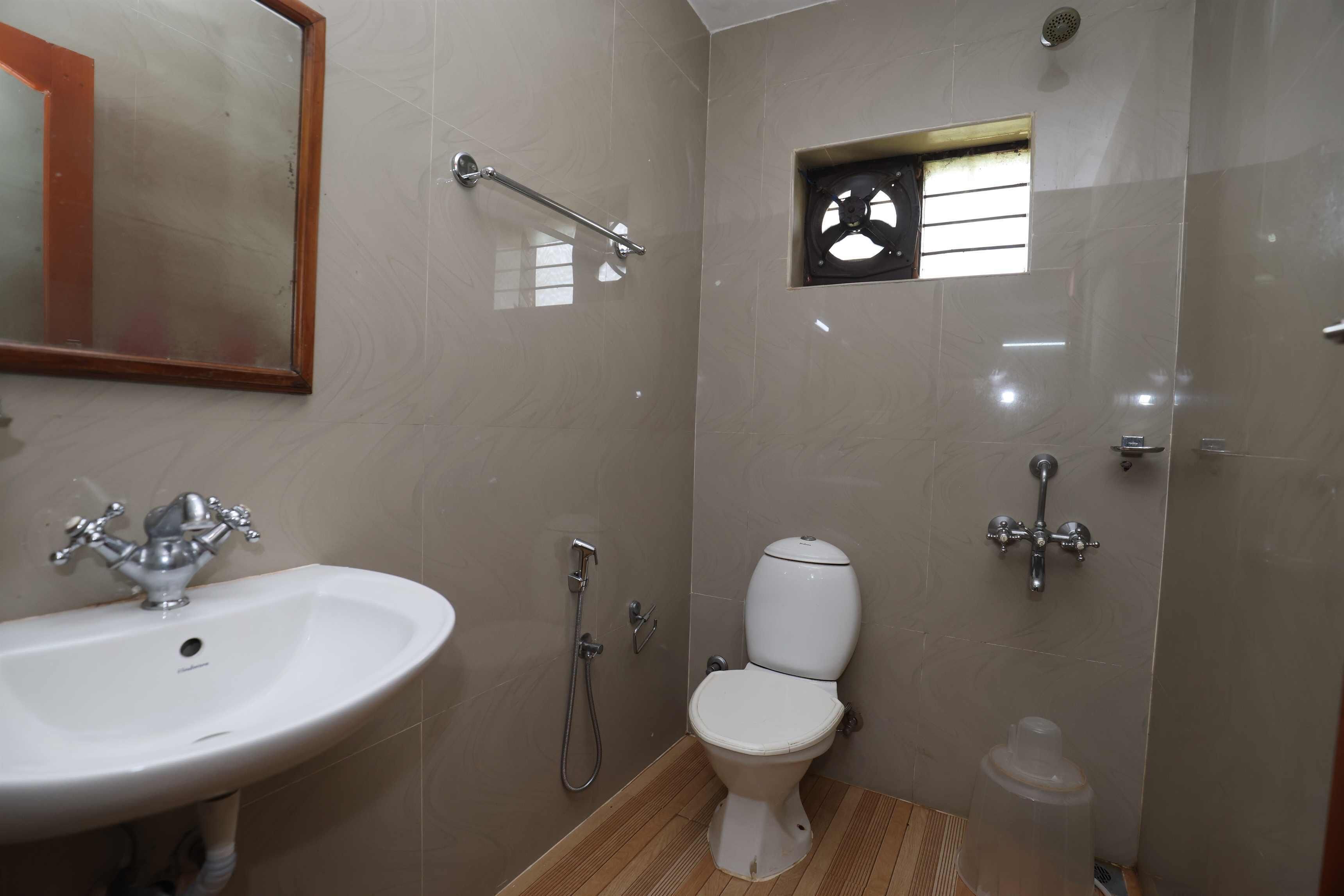 Ein Badezimmer mit Waschbecken, Toilette und Dusche.