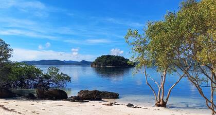 3 Bedroom Beach House with Pool