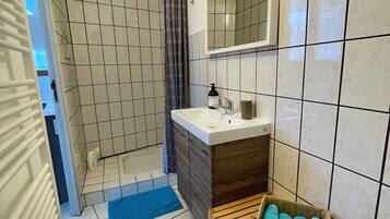 Een douche, een haardroger, handdoeken, zeep