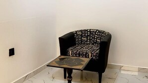 Economy Room, Garden View | Living area | TV - Résidence The Champion (Ouidah)