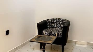 Chambre Ăconomique, vue jardin | Coin sĂ©jour