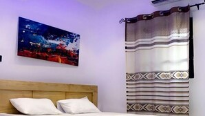 Desk, laptop workspace, iron/ironing board (on request), WiFi (free) - Résidence The Champion (Ouidah)