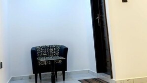 Desk, laptop workspace, iron/ironing board (on request), WiFi (free) - Résidence The Champion (Ouidah)