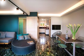 1 bedroom, desk - Vouliagmeni Kavouri Beachfront Apartment (Vari-Voula-Vouliagmeni)