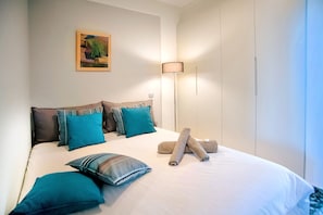 1 bedroom, desk - Vouliagmeni Kavouri Beachfront Apartment (Vari-Voula-Vouliagmeni)