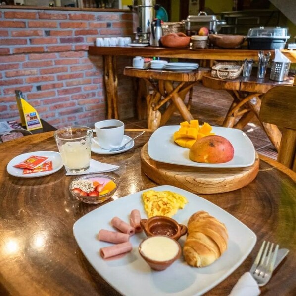 Petit déjeuner préparé sur commande servi en supplément les week-ends
