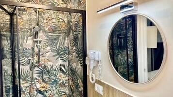 Doccia, asciugacapelli, asciugamani, sapone