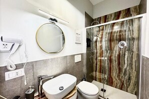 Regadera, secadora de cabello, bidet, toallas 