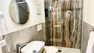 Shower, hair dryer, bidet, towels