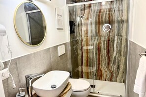 Bruser, hårtørrer, bidet, håndklæder