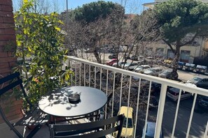 Outdoor dining - Cozy room with private bath in Rome, Metro C (Roma)