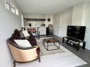 Smart TV - Brand new 4-bedroom house in fantastic Taupō with WiFi, AC. Enjoy your stay (Taupo)