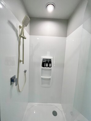 Sèche-cheveux, serviettes fournies, savon, papier toilette