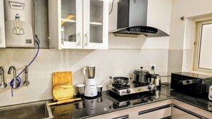 Fridge, microwave, oven, stovetop - 3bhk in Madhapur. Close to Hitex, Mindspace (Hyderabad)