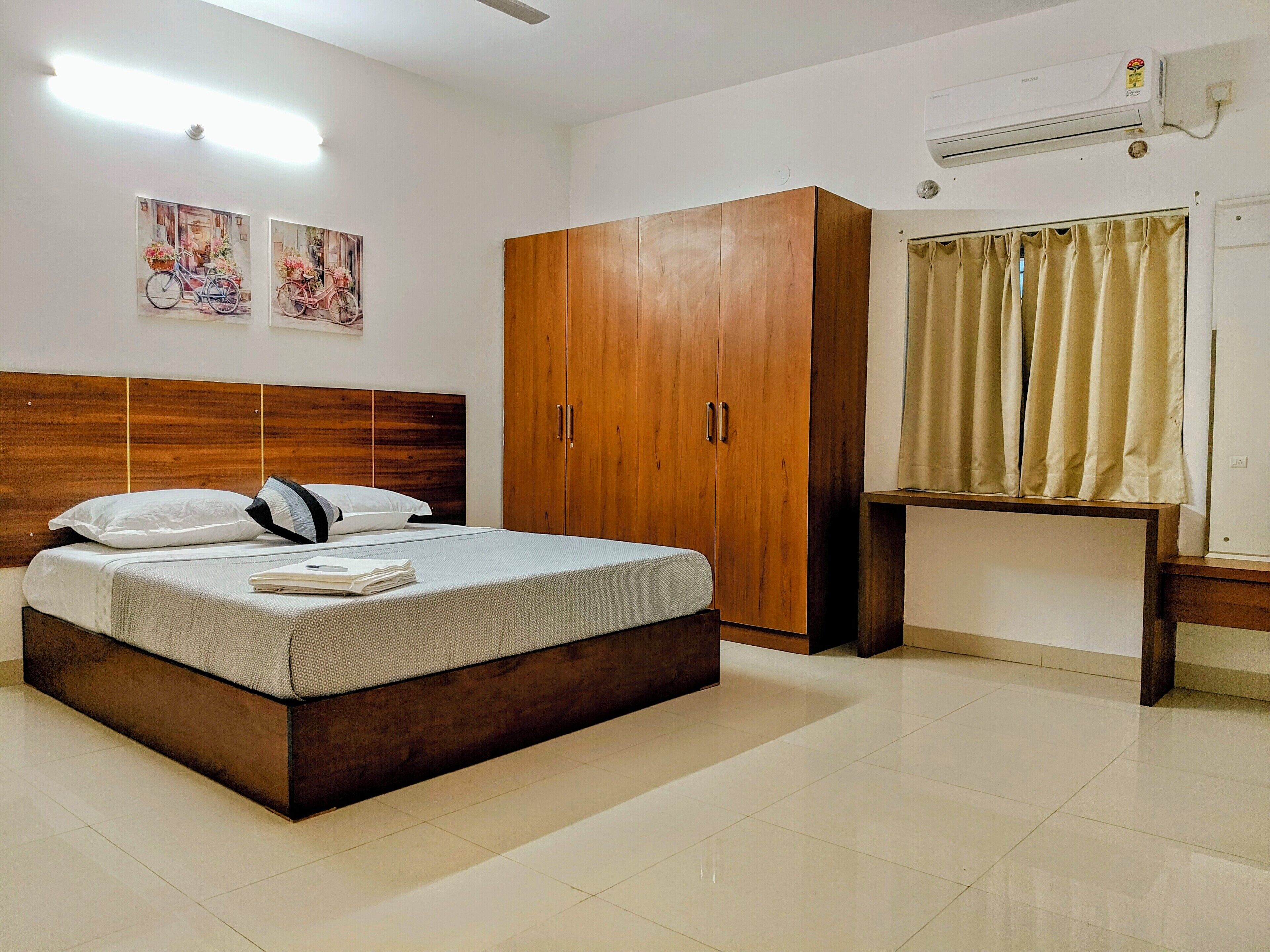 3 bedrooms, desk, iron/ironing board, free WiFi