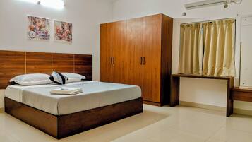 3 bedrooms, desk, iron/ironing board, free WiFi