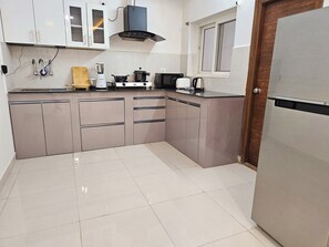 Fridge, microwave, oven, stovetop - 3bhk in Madhapur. Close to Hitex, Mindspace (Hyderabad)