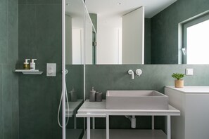 コンフォート アパートメント クイーンベッド 1 台 シティビュー | バスルーム