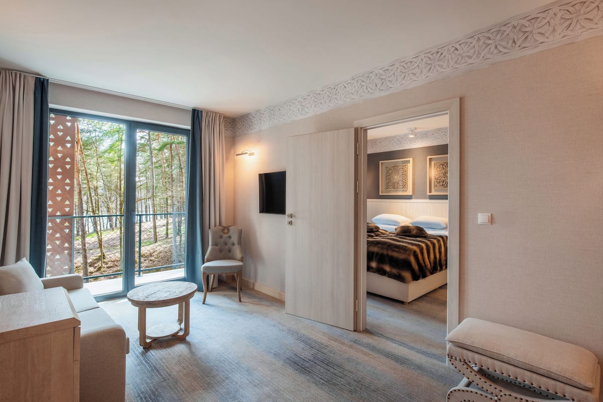 2 bedrooms, minibar, in-room safe, desk