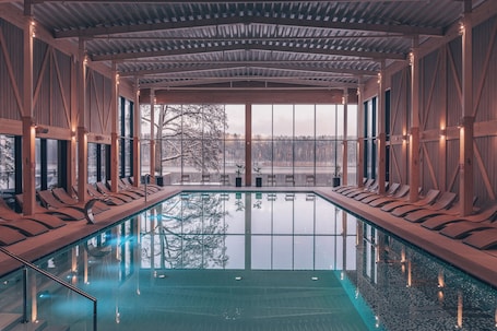 Una piscina techada. Aries Lago Park Hotel & Spa