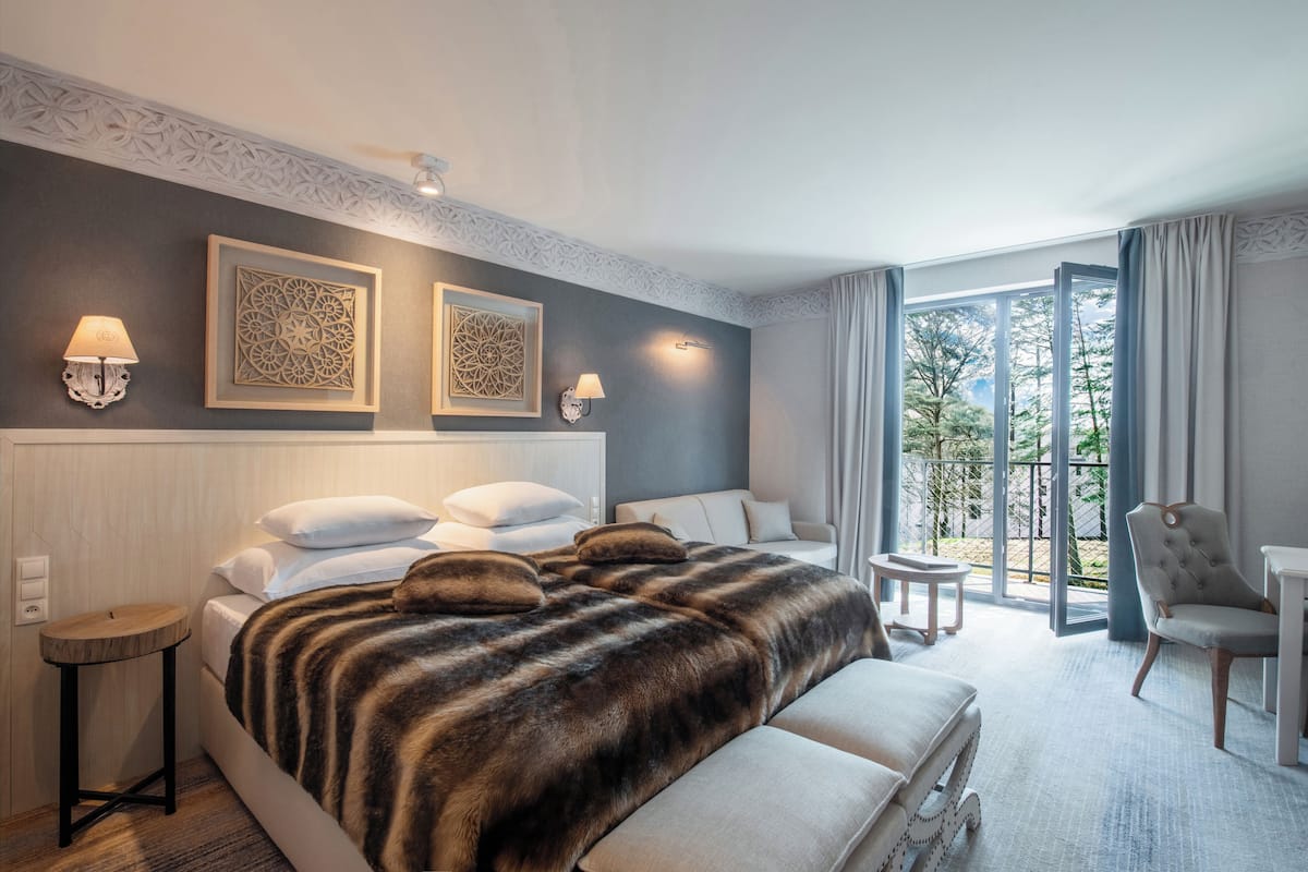2 bedrooms, minibar, in-room safe, desk