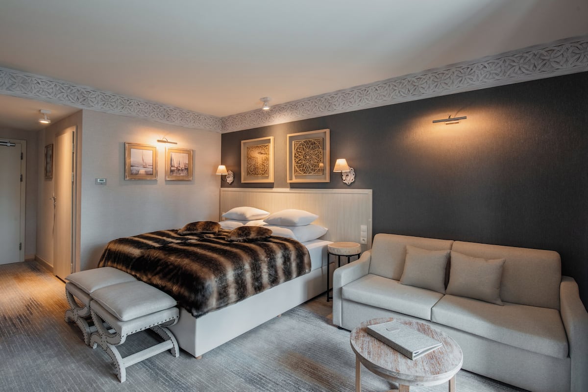 2 bedrooms, minibar, in-room safe, desk