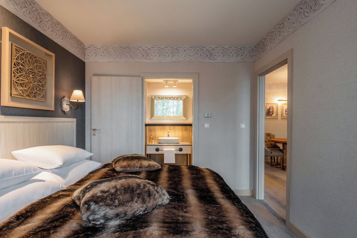 2 bedrooms, minibar, in-room safe, desk
