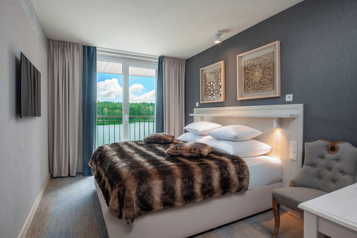 2 bedrooms, minibar, in-room safe, desk