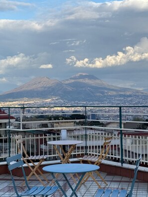 Outdoor dining - Welcome to our oasis of elegance and comfort enjoy the best of Naples! (Napoli)