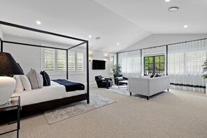 5 bedrooms, iron/ironing board, Internet, bed sheets