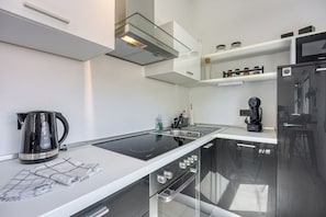 Estudio de luna de miel (Royal City Centar) | Cocina privada | Refrigerador, microondas, horno y parrilla de estufa 