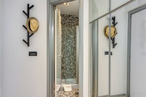 蜜月開放式客房 (Royal City Centar) | 浴室 | 淋浴設備、毛巾、肥皂、洗髮精