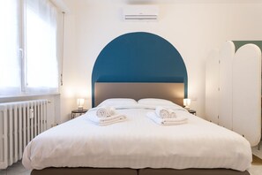 Iron/ironing board, travel crib, free WiFi