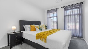 4 quartos, ferros/tábuas de passar roupa, acesso à internet