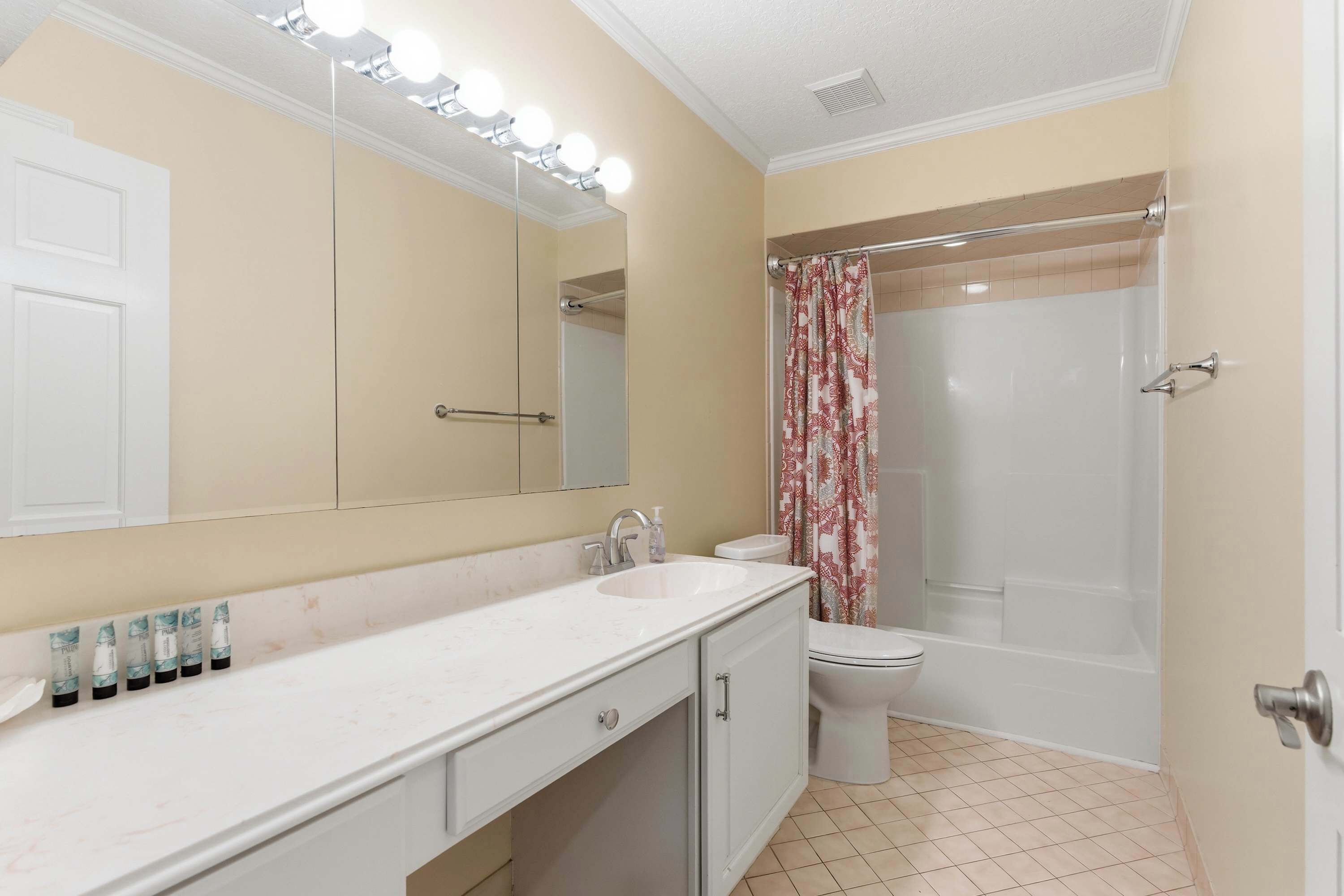 Bathroom 4 |  Fresh towels & modern amenities.
