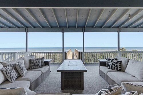 Oceanfront Family Home Sleeps 24 — Beach & Games