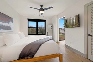 2 bedrooms, desk, iron/ironing board, WiFi